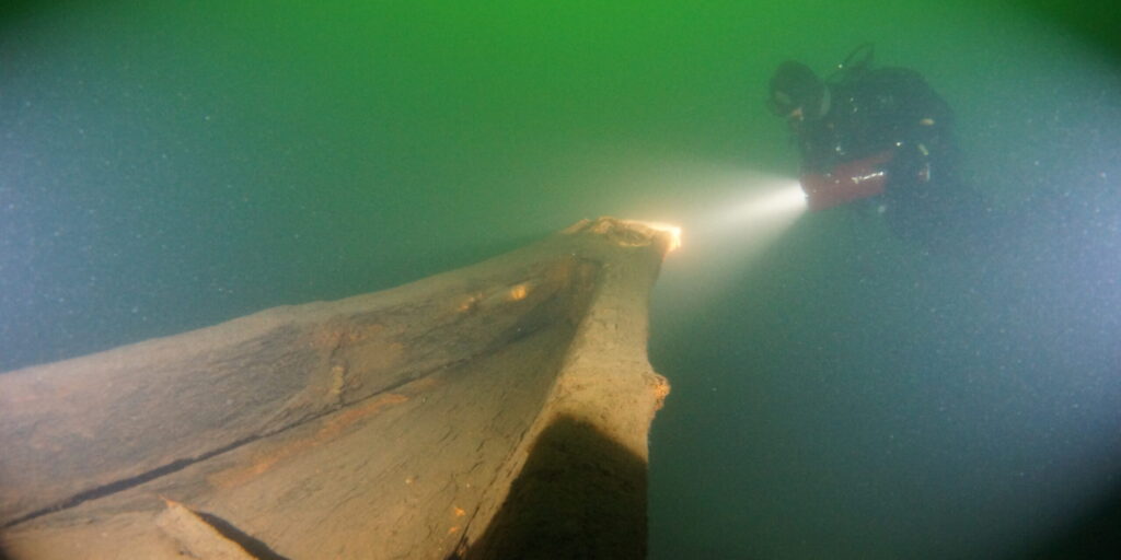 Auf dem Grund des Werbellinsees liegen viele alte Holzschiffe, die sogenannten Kaffenkähne. Viele Taucher und Taucherinnen sind von ihnen fasziniert und erkunden sie unter Wasser.